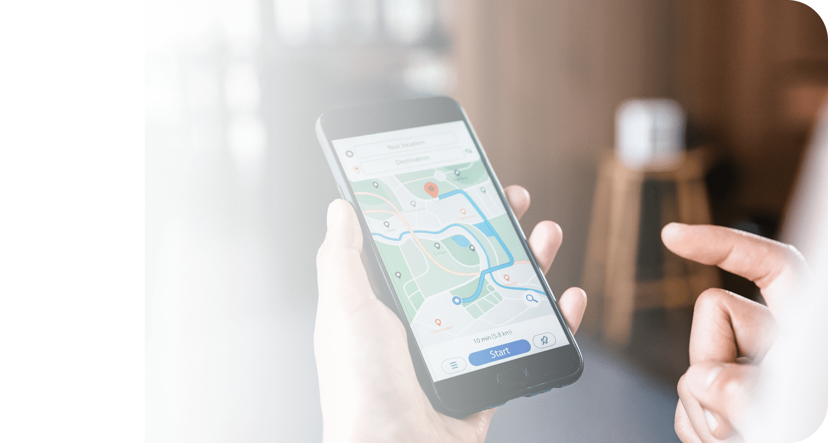 Osoba korzysta z nawigacji GPS na smartfonie, planując trasę na mapie.