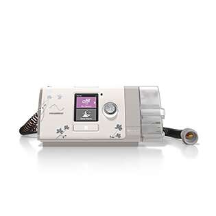 Aparat CPAP do leczenia bezdechu sennego z wyświetlaczem i podłączoną rurką.