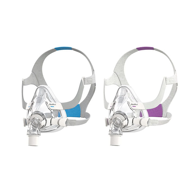 AirFit-F20-for-Her-dla-kobiet Dwie maski do terapii CPAP z kolorowymi paskami: jedna z niebieskim, druga z fioletowym akcentem.