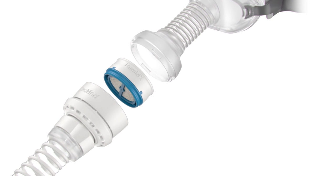 AirMini (2) Rozłączone elementy rurki oddechowej z widocznym filtrem nawilżającym HumidX do aparatu CPAP.
