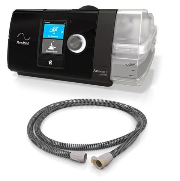 Aparat CPAP ResMed AirSense 10 z wyświetlaczem oraz elastyczna rurka do oddychania.