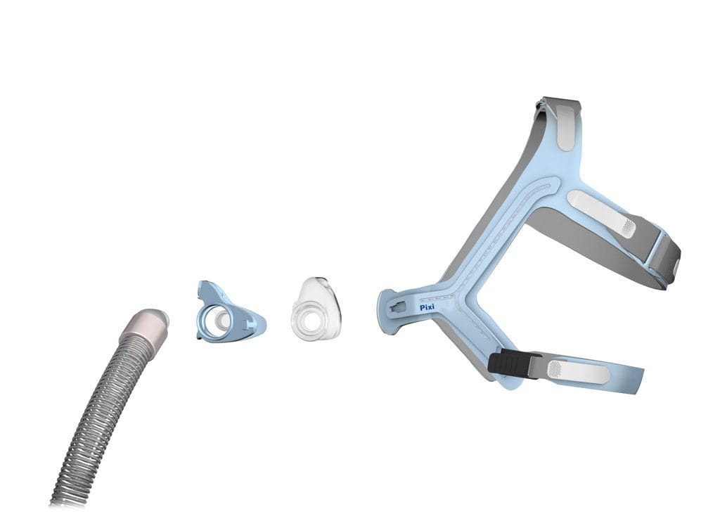 Pixi (2) Maska CPAP dla dzieci w częściach: rurka, uszczelki i niebieskie paski mocujące.