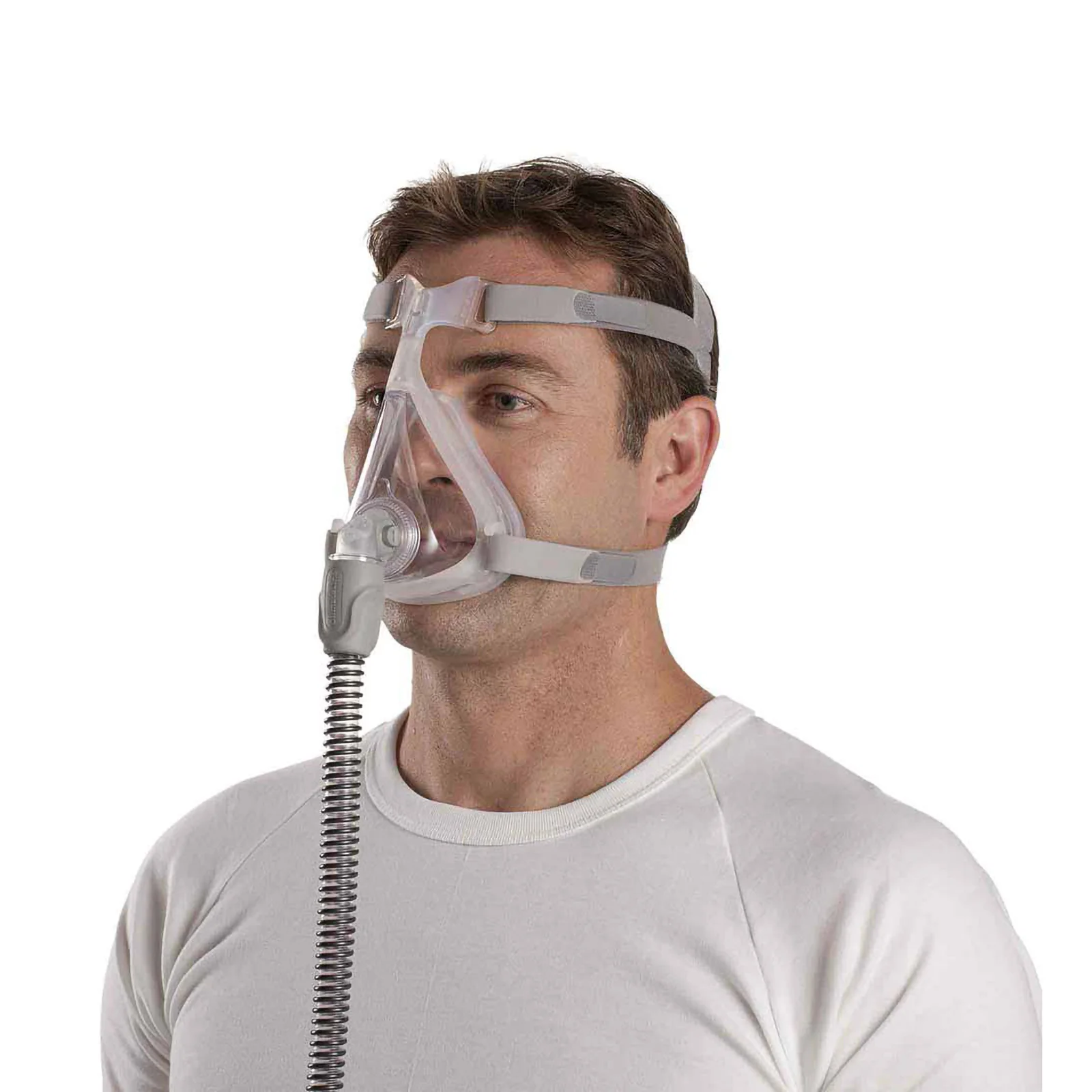 Resmed-Quattro-Air-cpap-mask-2 Mężczyzna w białej koszulce ma na twarzy maskę CPAP do terapii bezdechu sennego.