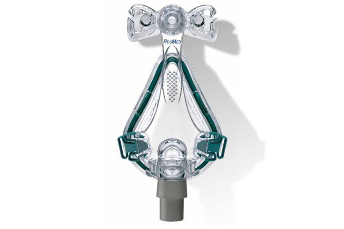 cpap-online-resmed-mirage-quattro-close-front Maska tlenowa do terapii CPAP firmy ResMed, widok z przodu na białym tle.